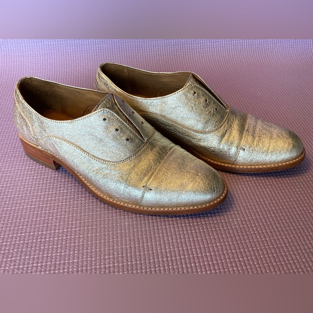 Ariat Gold women’s slip on Oxfords. Size 7